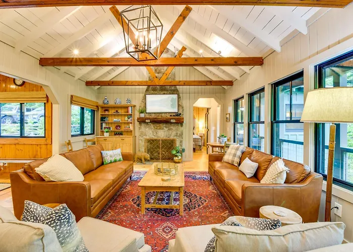 Tranquil Highlands Cottage W/ Fire Pit & Stream!