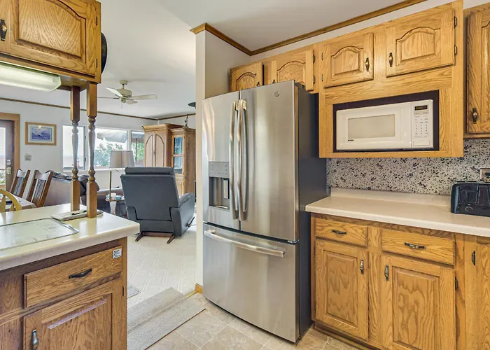 15 Mi To Duluth: Lake Superior Beachfront Home!