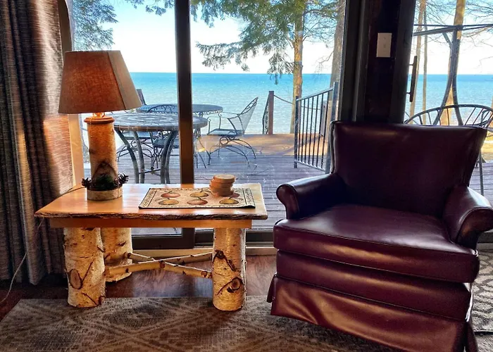 Lakefront Pine Cottage Hot Tub & Fire Pit