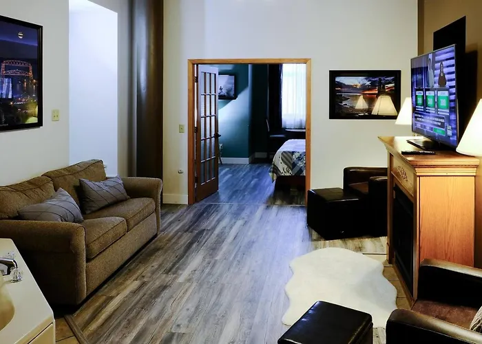 Dog-Friendly Canal Park Condo Hot Tub Pool