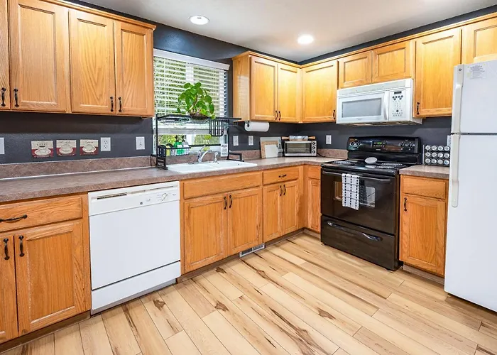 Teak- A North Albany Family Home