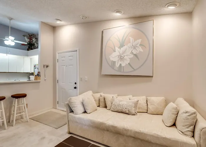Pool & Ocean Access: Palm Beach Gardens Condo