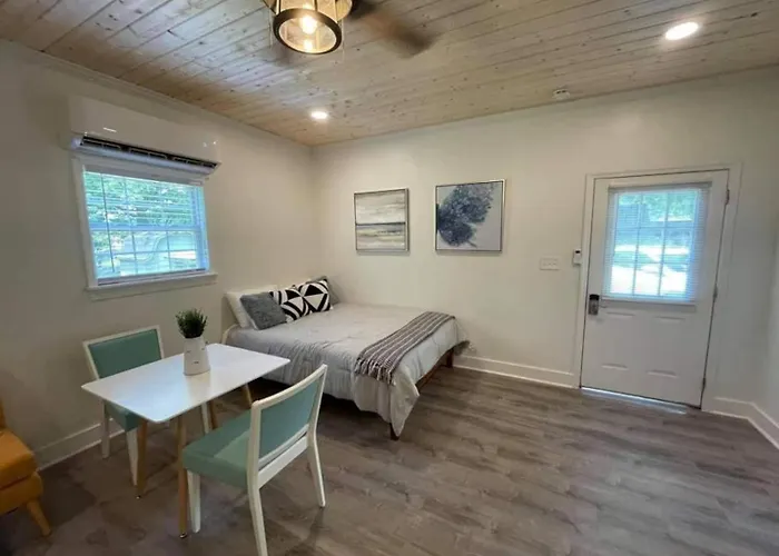 Beautifully Renovated Studio 2 Miles From Marina!
