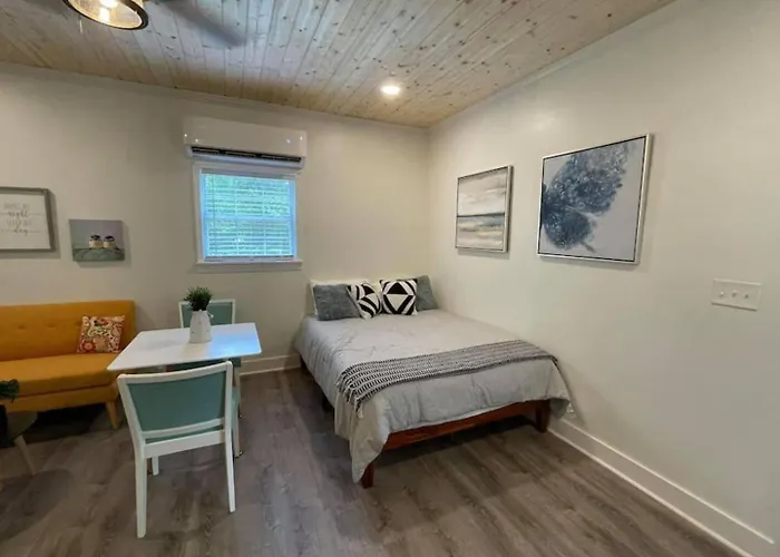 Beautifully Renovated Studio 2 Miles From Marina!