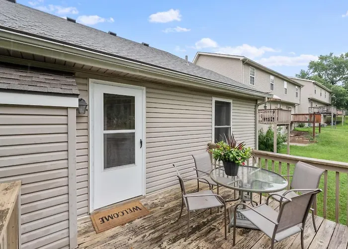 Spacious Kansas City Townhome With 2 Living Rooms Near Downtown And Mci Airport