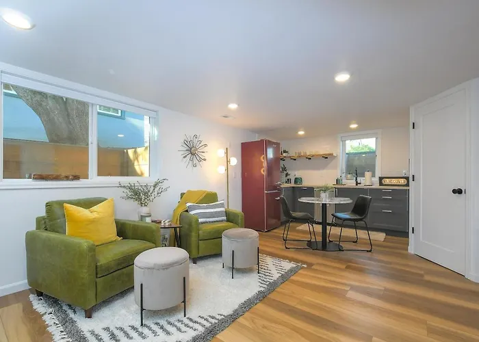 Bright & Modern Basement Apartment Dt N'Hood