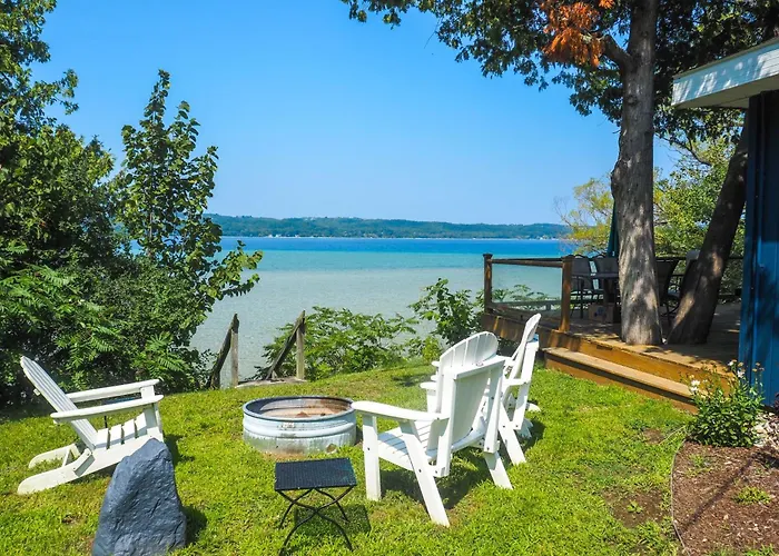 Quiet Cozy Lake House, Suttons Bay, Wood-Burner Fp