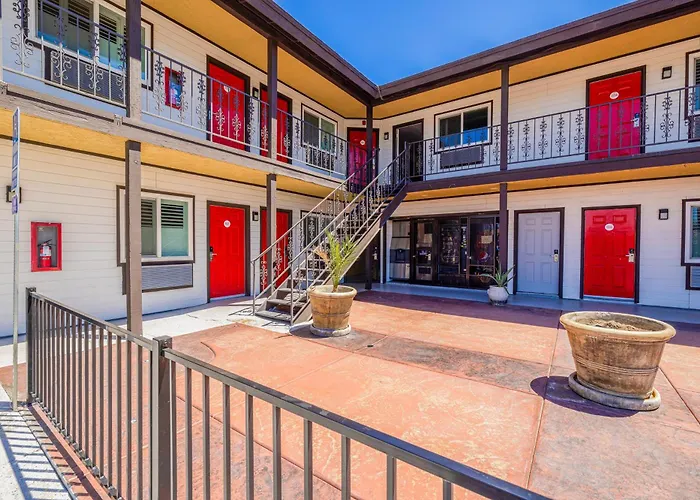 Hotel Avenida Victorville I 15