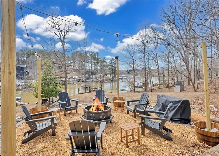 Lakefront 3Br With Dock, Fire Pit, Lawn Games, And Game Room
