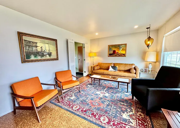 Retro Refuge On Woodstock Dr