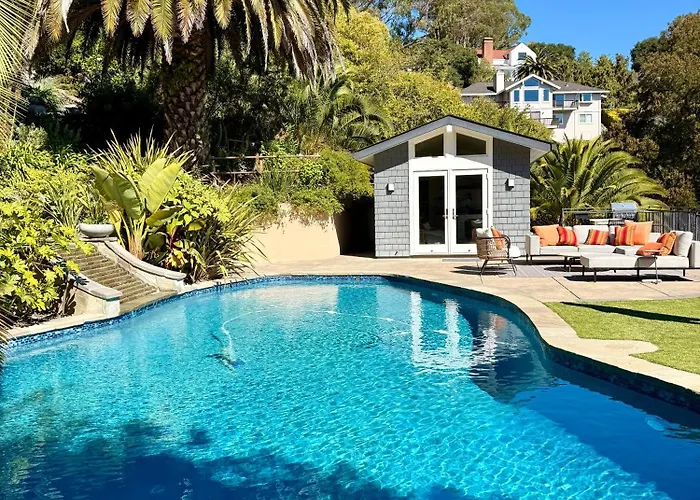 Great Cozy Pool House With Kitchenette
