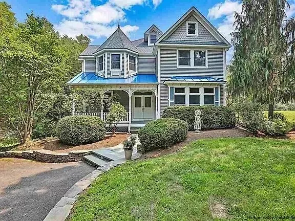 Charming Country Home With Hot Tub, Pond & Creek