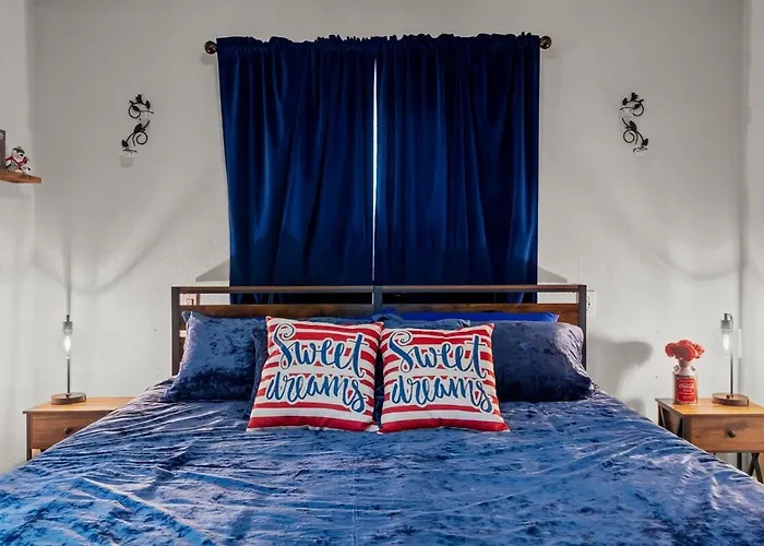 Coca Cola Cottage - Stay & Play Near Purina Farms - Dog Friendly
