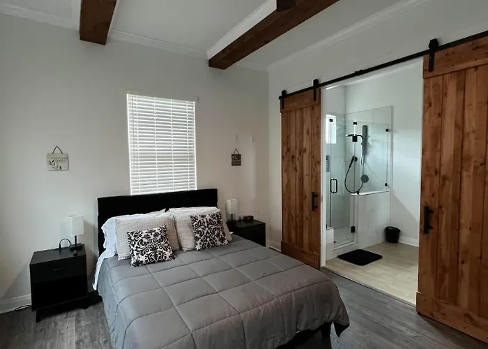 Private Modern Urban Retreat