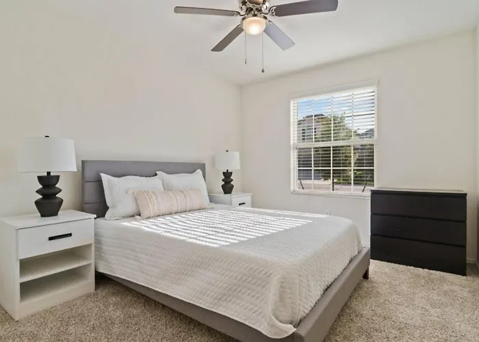 Family Friendly - Private - Spacious - Modern - Pool