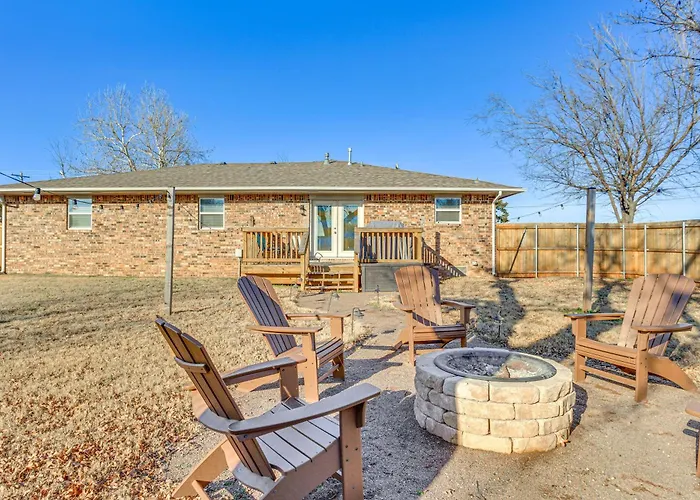 4 Mi To Dtwn Guthrie: Family Home W/ Fire Pit!