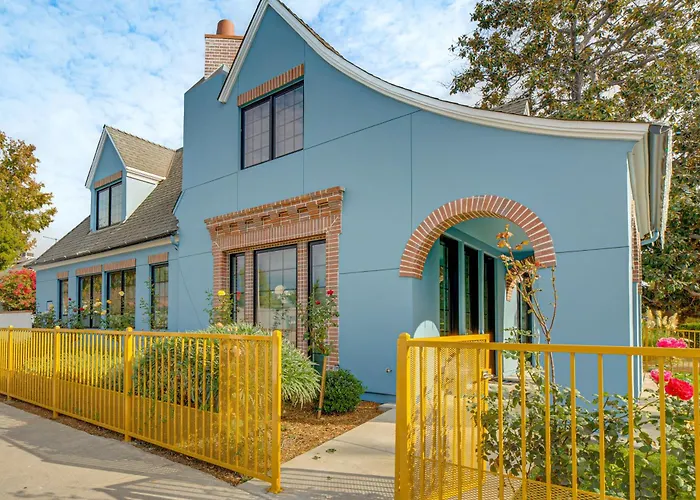 Rose Bowl, New Pasadena Home Steps To Old Town