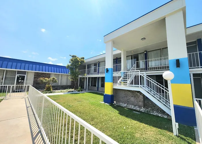 Days Inn By Wyndham Seguin Tx
