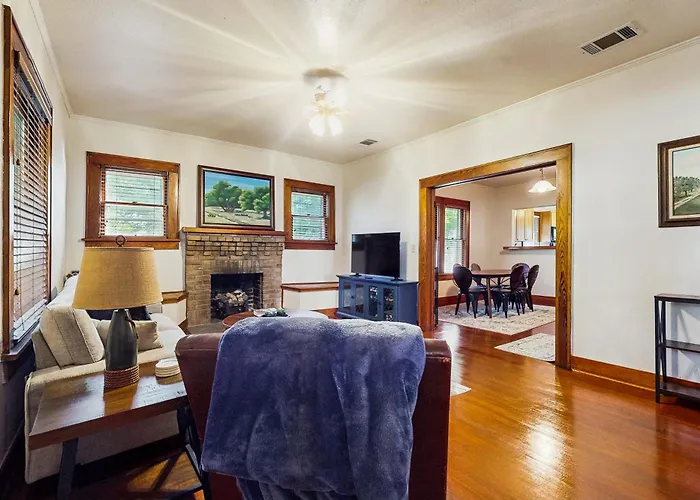 Walkable 1900S Home W/ Porch In Downtown Buda