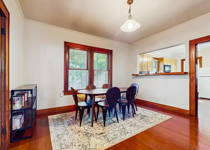 Walkable 1900S Home W/ Porch In Downtown Buda