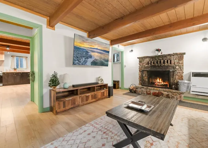 Midnight Pines Cabin - Cozy Get-Away Near Slopes!