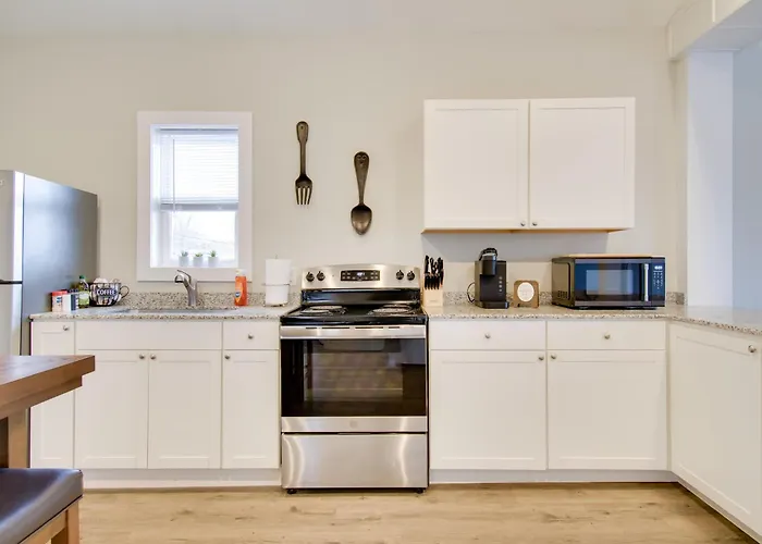 < 1 Mi To Lake Ontario: Oswego Group Retreat