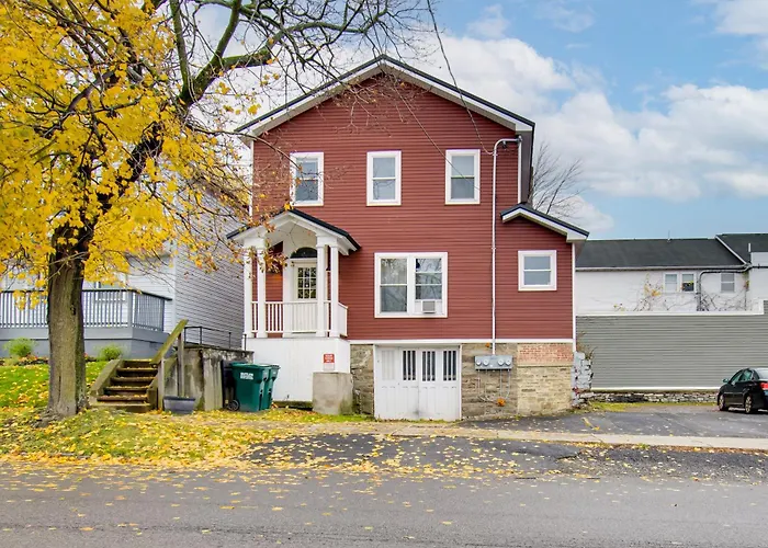 < 1 Mi To Lake Ontario: Oswego Group Retreat