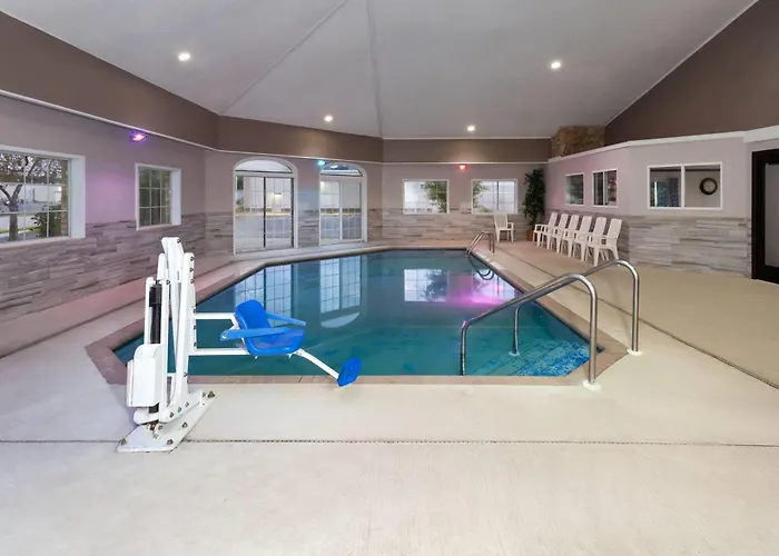 Days Inn & Suites By Wyndham Kaukauna Wi