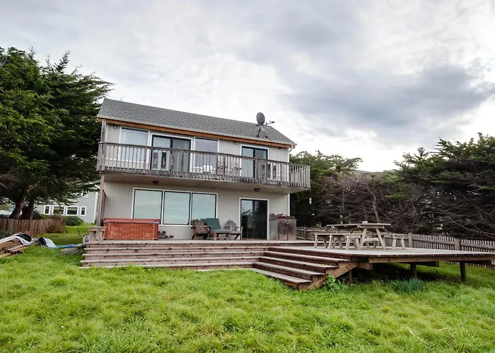 Oceanfront Pet Friendly Home With Hot Tub & Deck