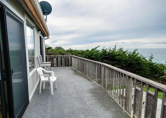 Oceanfront Pet Friendly Home With Hot Tub & Deck