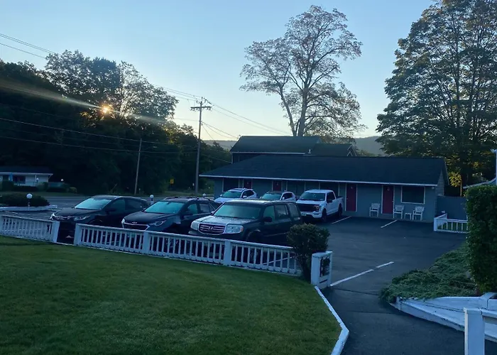 Barberry Court Motel &Cabins