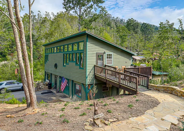 Blue Ridge Retreat W/ Deck: Hike, Sip & Explore!