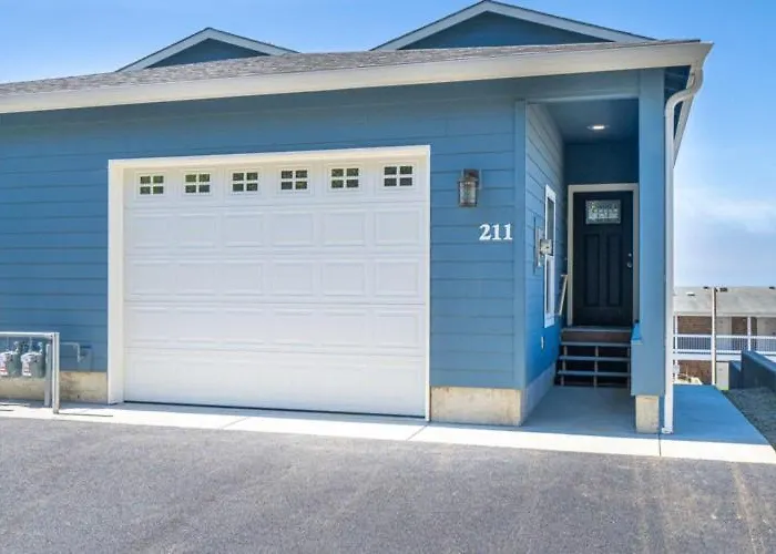 The Captains Lookout Sleeps 6, Hot Tub, Pet Friendly, Ocean View