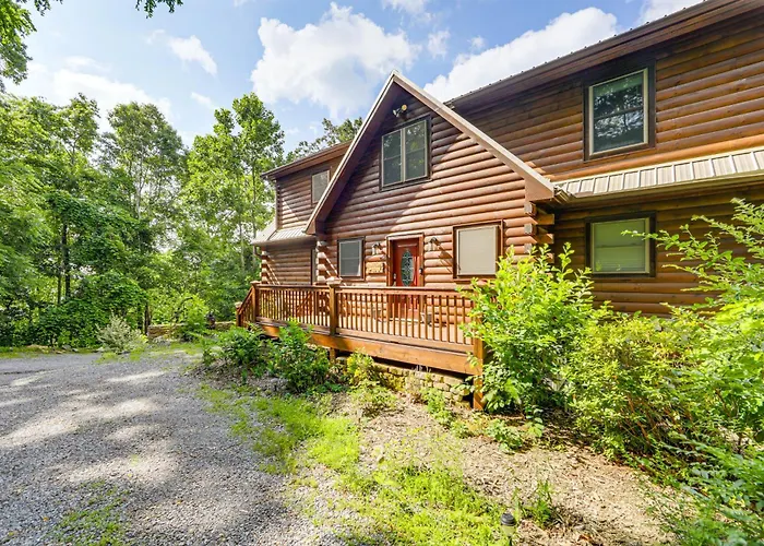 Decks & Mountain Views: Waynesville Getaway!