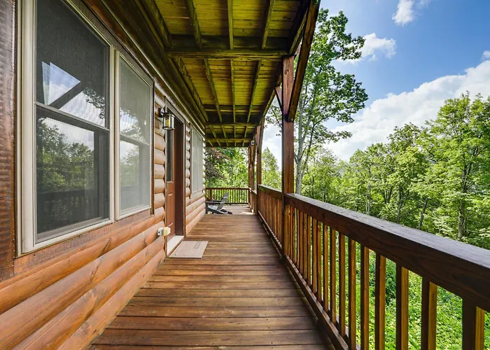 Decks & Mountain Views: Waynesville Getaway!