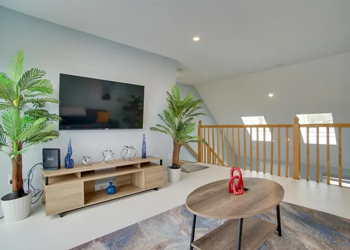 Easy Beach Days! Updated Cape Cod Home W/ Deck