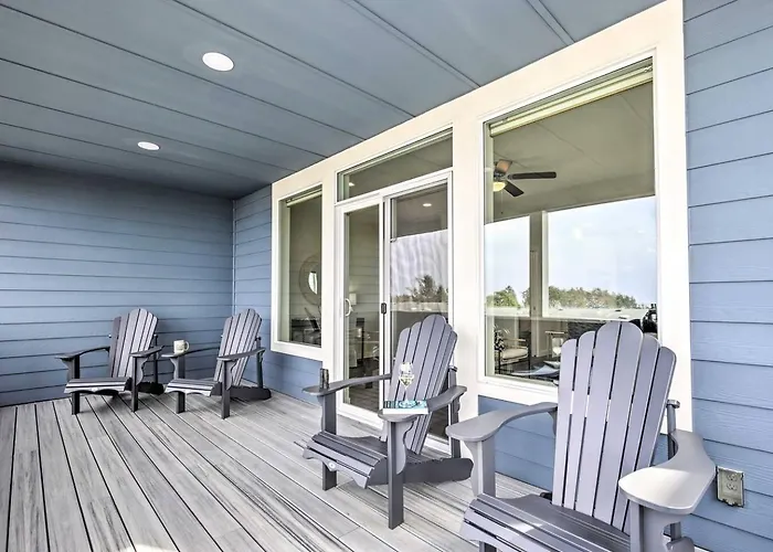 The Moby House Coastal Retreat With Ocean Views & Hot Tub
