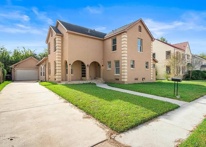 Nr Dt, Med Center, Midtown Sleeps 16 Game Room
