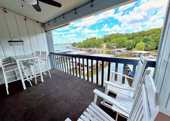 F Lakefront! Remodeled, Sleeps 4, Boat Slip, Patio, Wifi, Cable, Pool