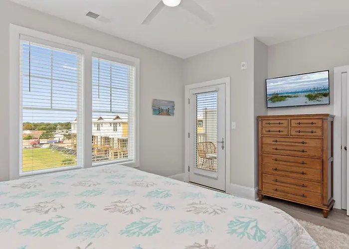 Luxury Beach Condo 5 Min Walk To Beach & Shops!