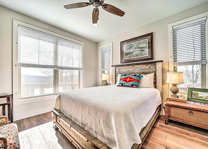 On 22 Acres! Mtn-View Cullowhee Craftsman Retreat