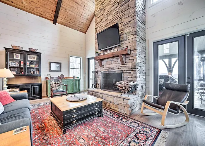 On 22 Acres! Mtn-View Cullowhee Craftsman Retreat