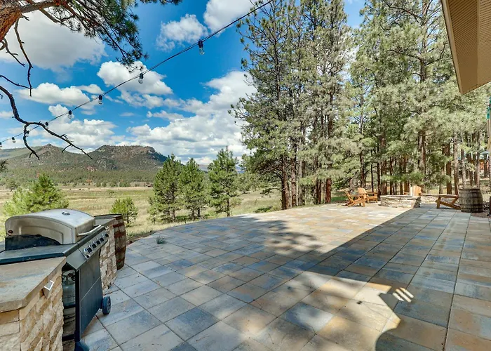 Peaceful Nutrioso Cabin Retreat W/ Mountain Views!