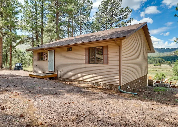 Peaceful Nutrioso Cabin Retreat W/ Mountain Views!
