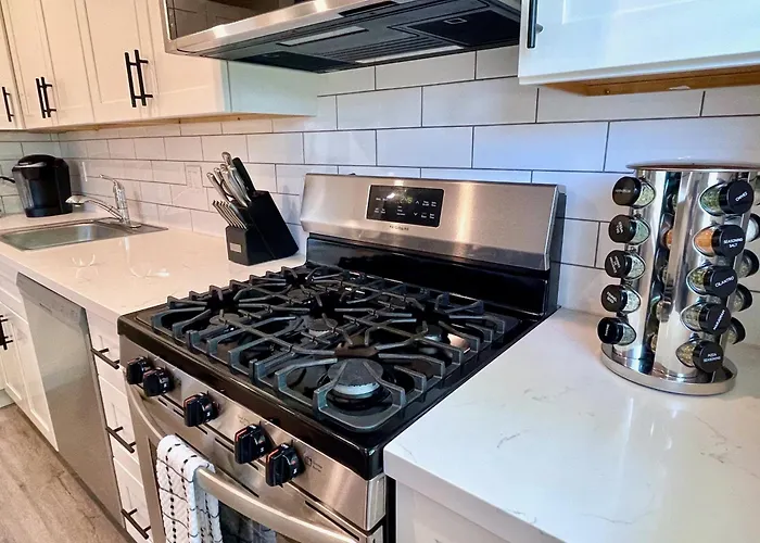 Top Floor-Work Here-Walk Downtown-King Bed