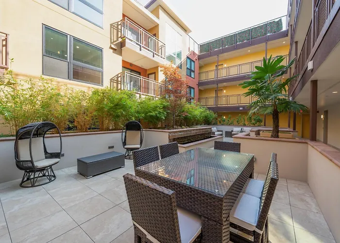 King Bed-Walk Downtown-Free Garage Parking-Laundry
