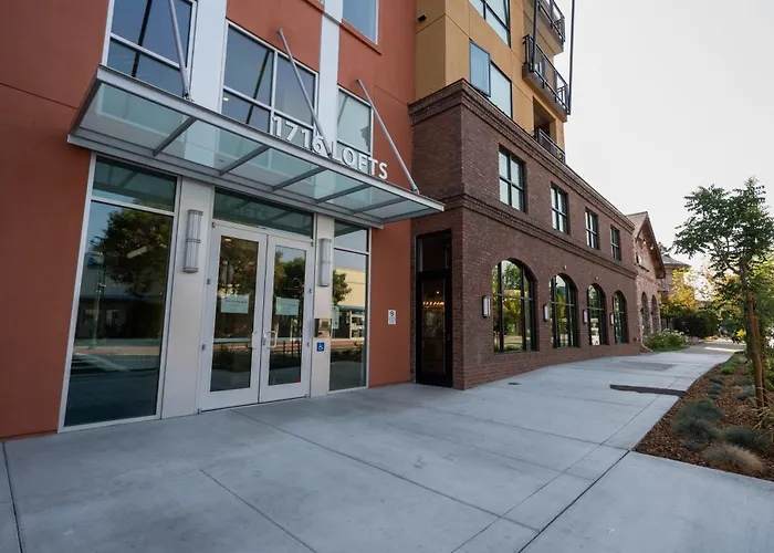 King Bed-Walk Downtown-Free Garage Parking-Laundry