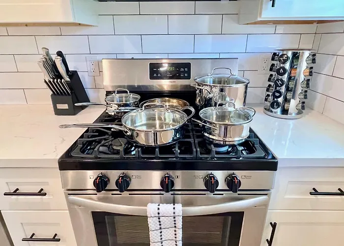 King Bed-Parking-Top Floor-Desk-Downtown