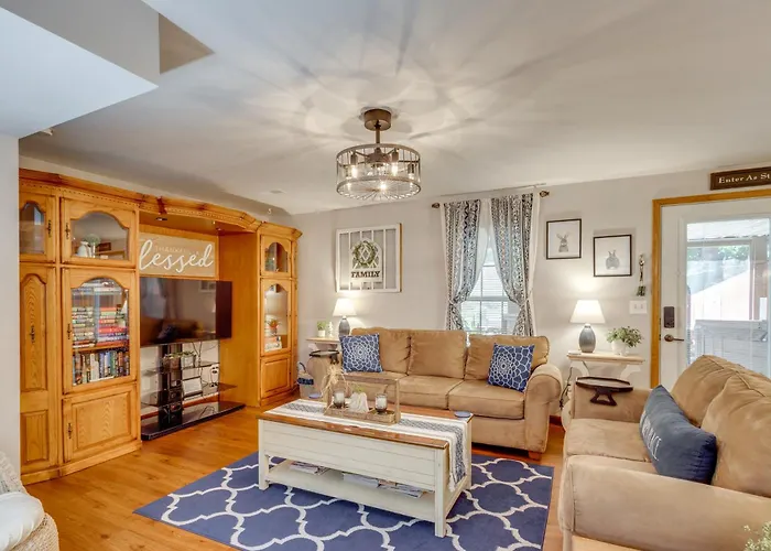 'Foxes Den' W/ Hot Tub, Pool Table & Fire Pit!