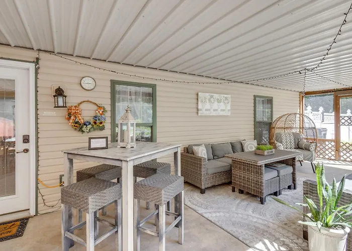 'Foxes Den' W/ Hot Tub, Pool Table & Fire Pit!